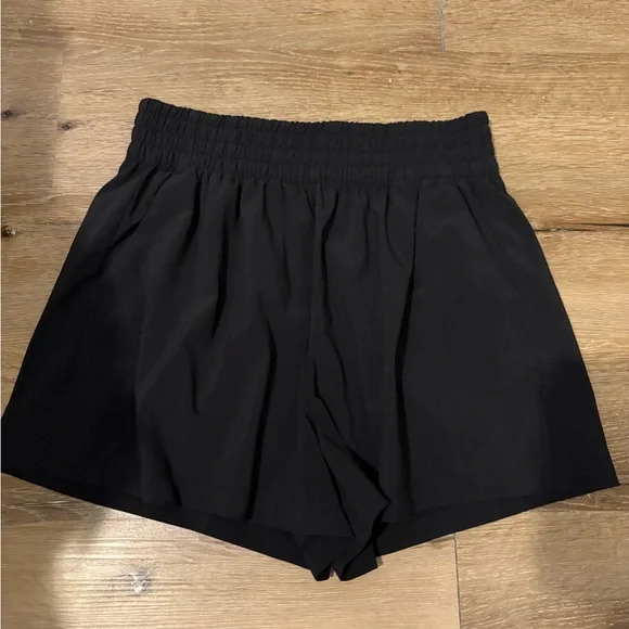 Vuori Villa Shorts High-Rise Relaxed Fit with 3” Inseam in Black - Picture 2 of 10